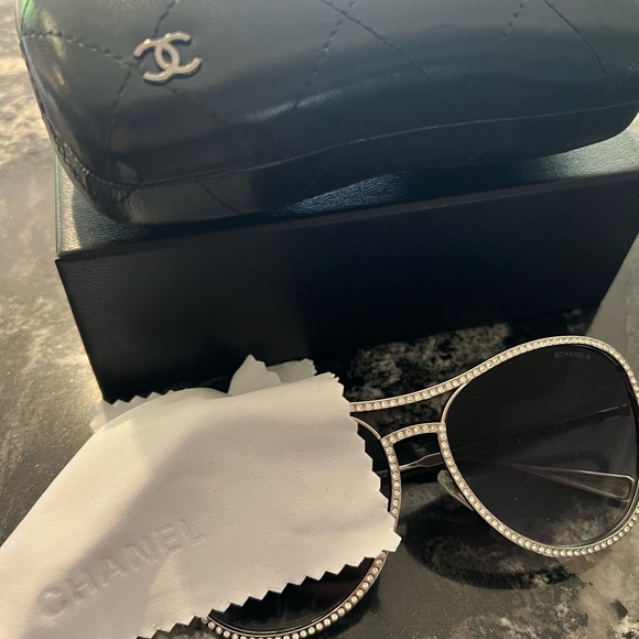 Chanel Rimed Aviator Sunglasses (limited addition)gift / Never been worn. - Picture 4 of 5